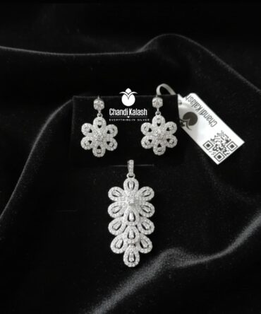 silver pendal buttie