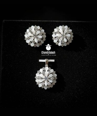 silver pendal bottie