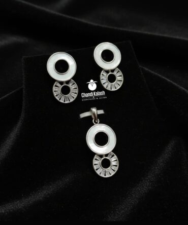 silver pendal bottie